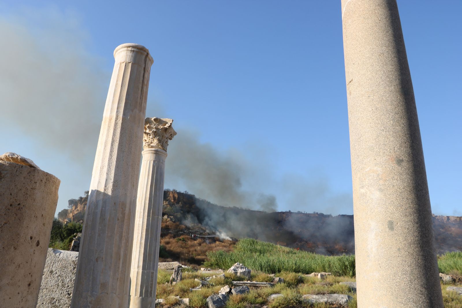 Antik kenti tehdit eden yangın söndürüldü